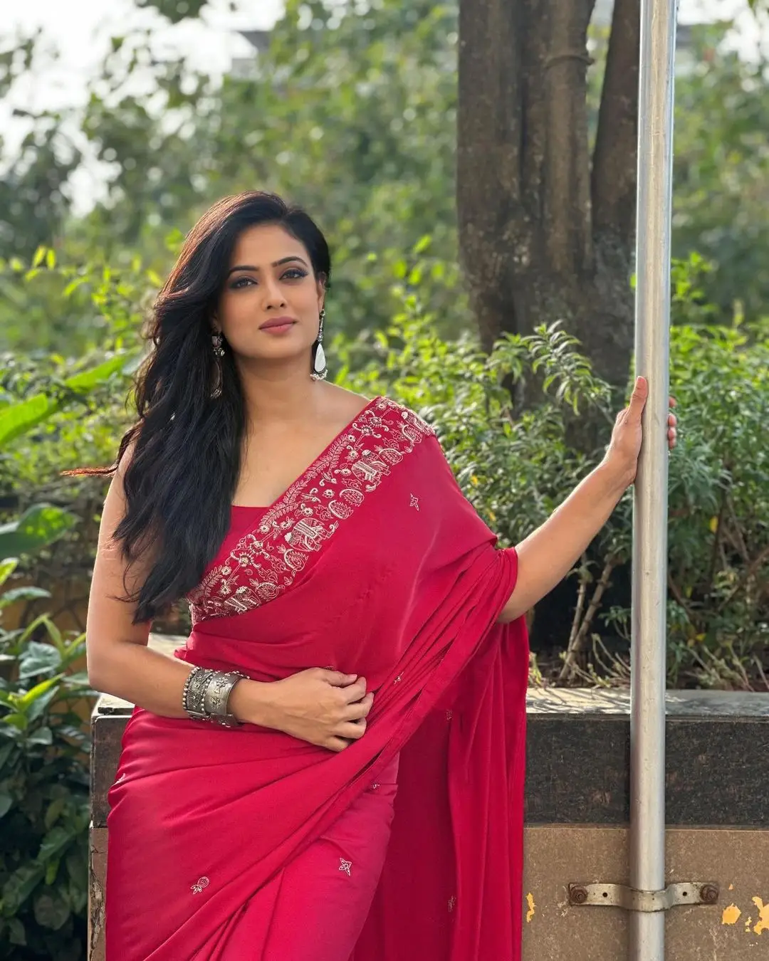 bollywood actress shweta tiwari stills in red saree